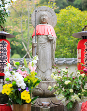 わらじを履いたお地蔵さん | 京都嵐山観光の寺 鈴虫寺